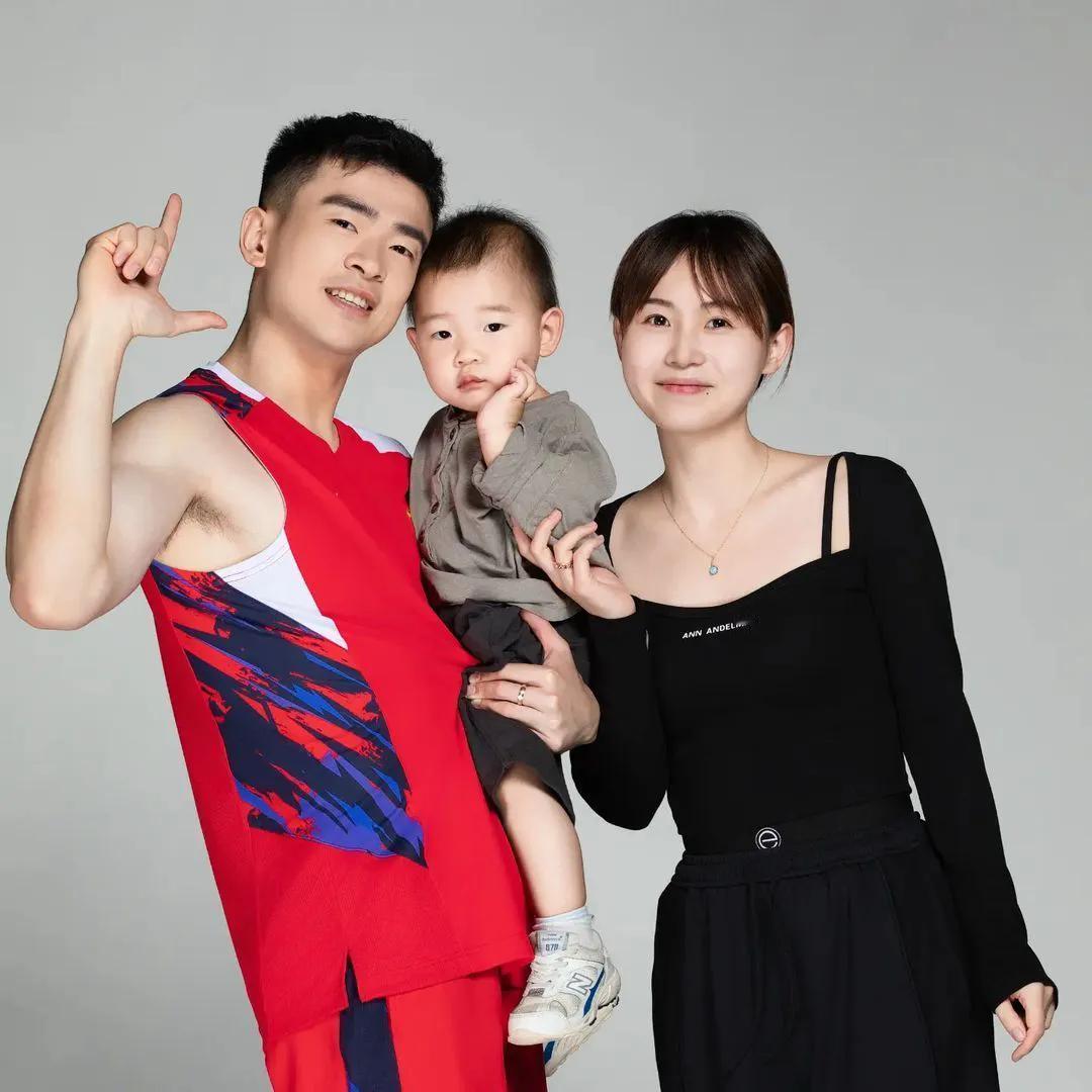 郑思维一家三口，老婆有点美，孩子有点萌。妥妥人生大赢家。今年再来一个奥运冠军，这