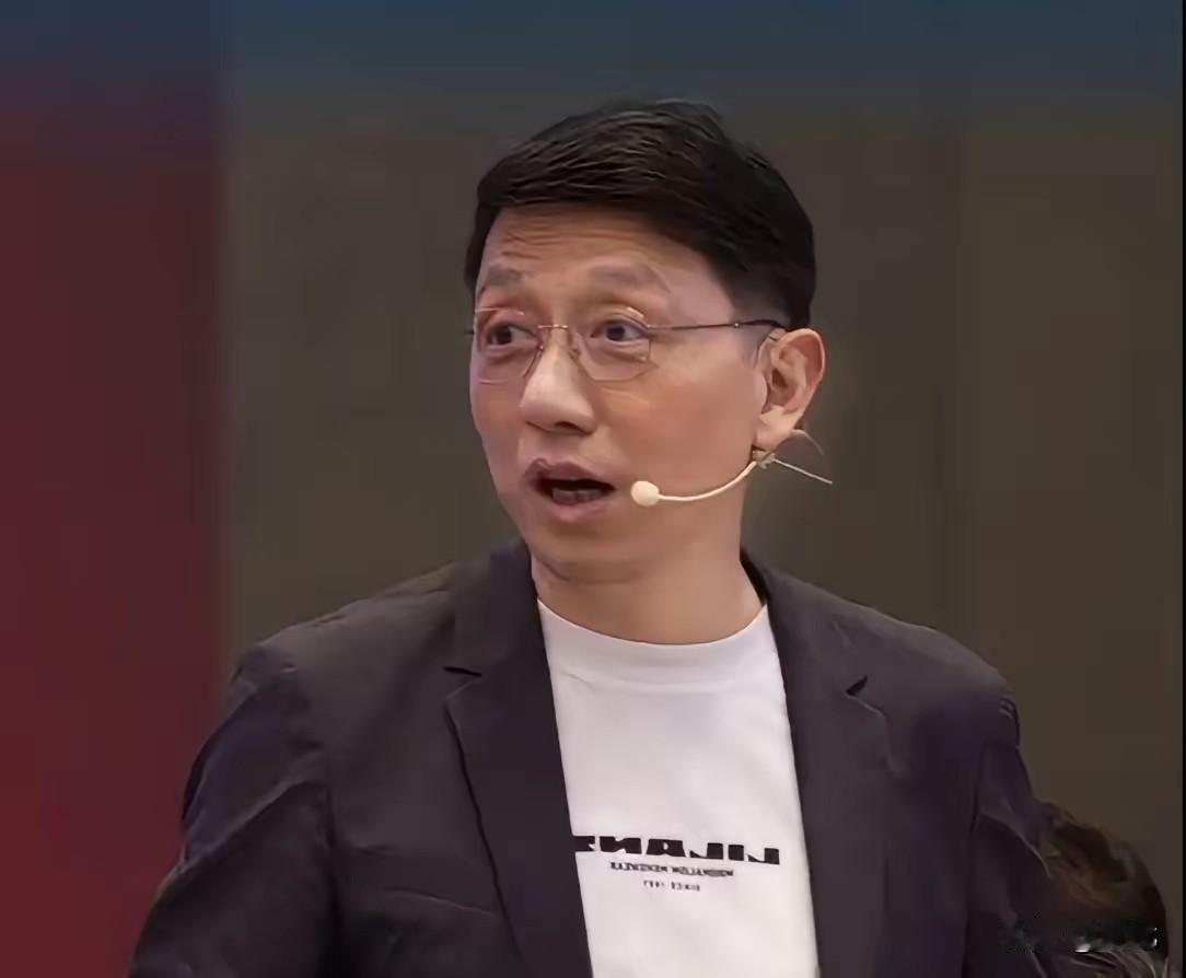 年过半百还嫌弃50岁以上同龄人？顾均辉这番发言惹网友吐槽！
 
“五十岁以上千万