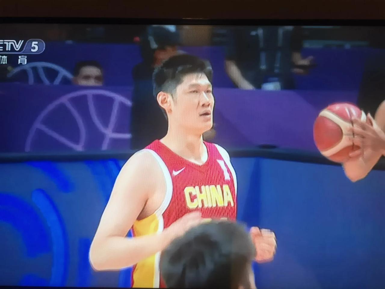 澳大利亚男篮连续叫暂停！第二节六分钟的时候，中国男篮38比25，领先澳大利亚男篮