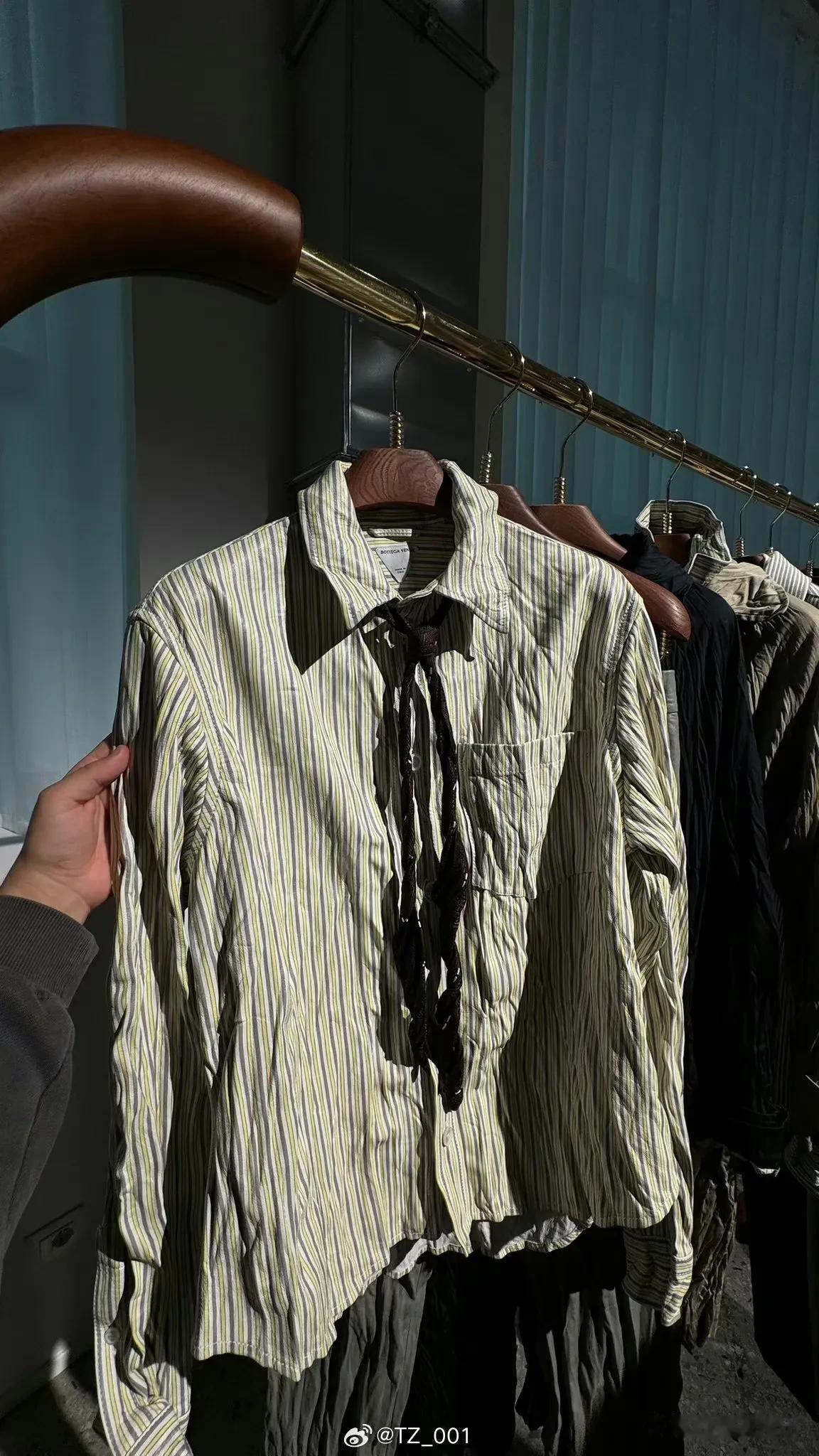 是我不懂时尚，BV这款皱巴巴的衬衫是皮质的，包括领带。又贵又难看。一直灌输的经验