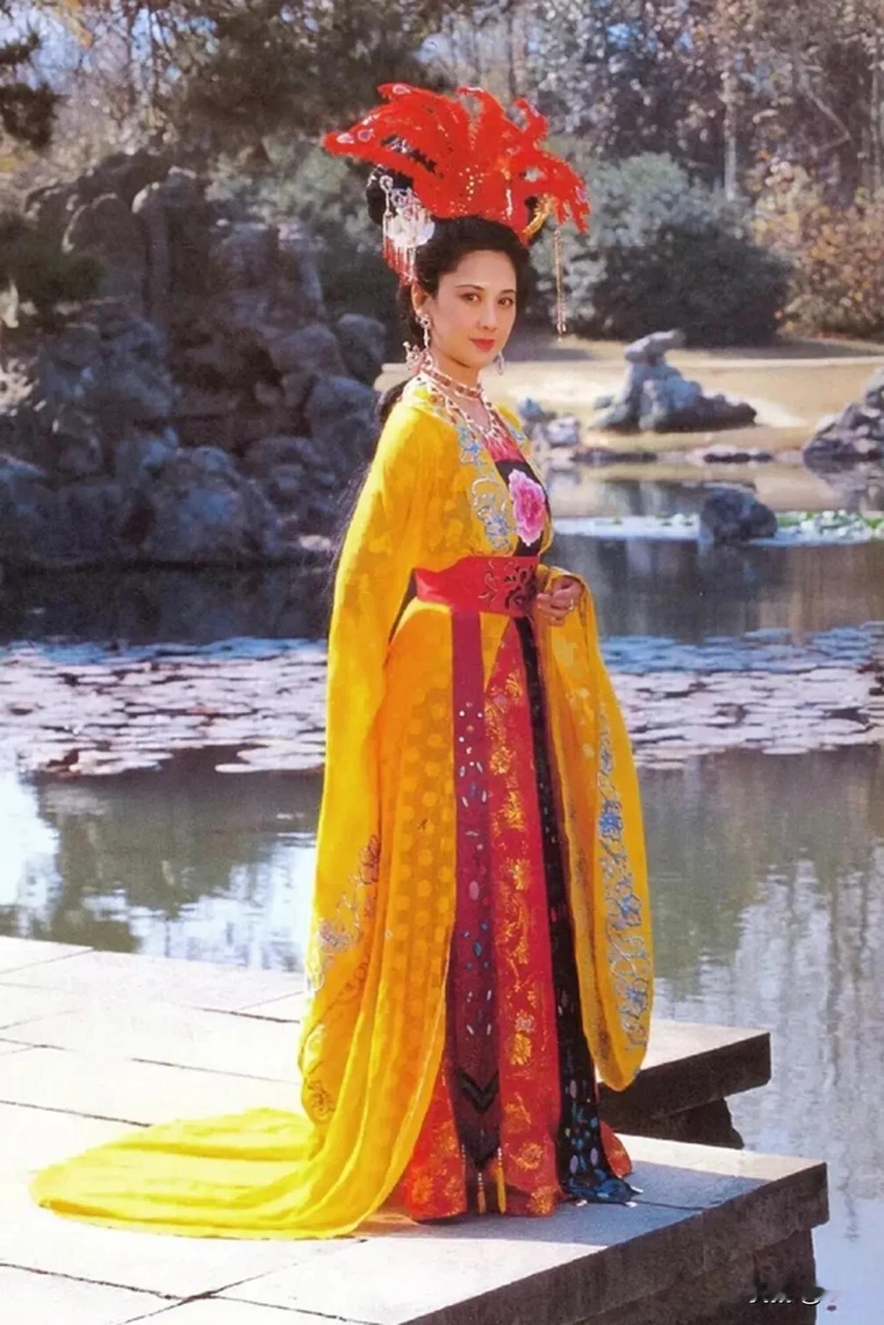 86版《西游记》中，朱琳的“女儿国国王”四套服装造型，哪套最美？