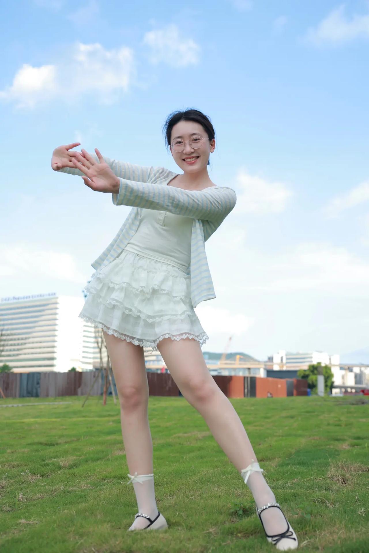 有句话说的好，眼镜妹最好看。分享今日随手拍的照片 美女人像群