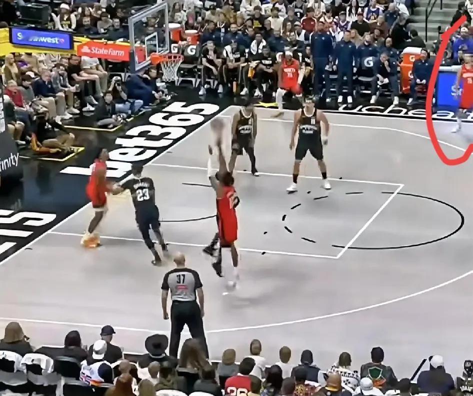 申京不是在模仿约基奇，他是在模仿“球队老大”的感觉。
你看他慢悠悠卡位，等篮板掉