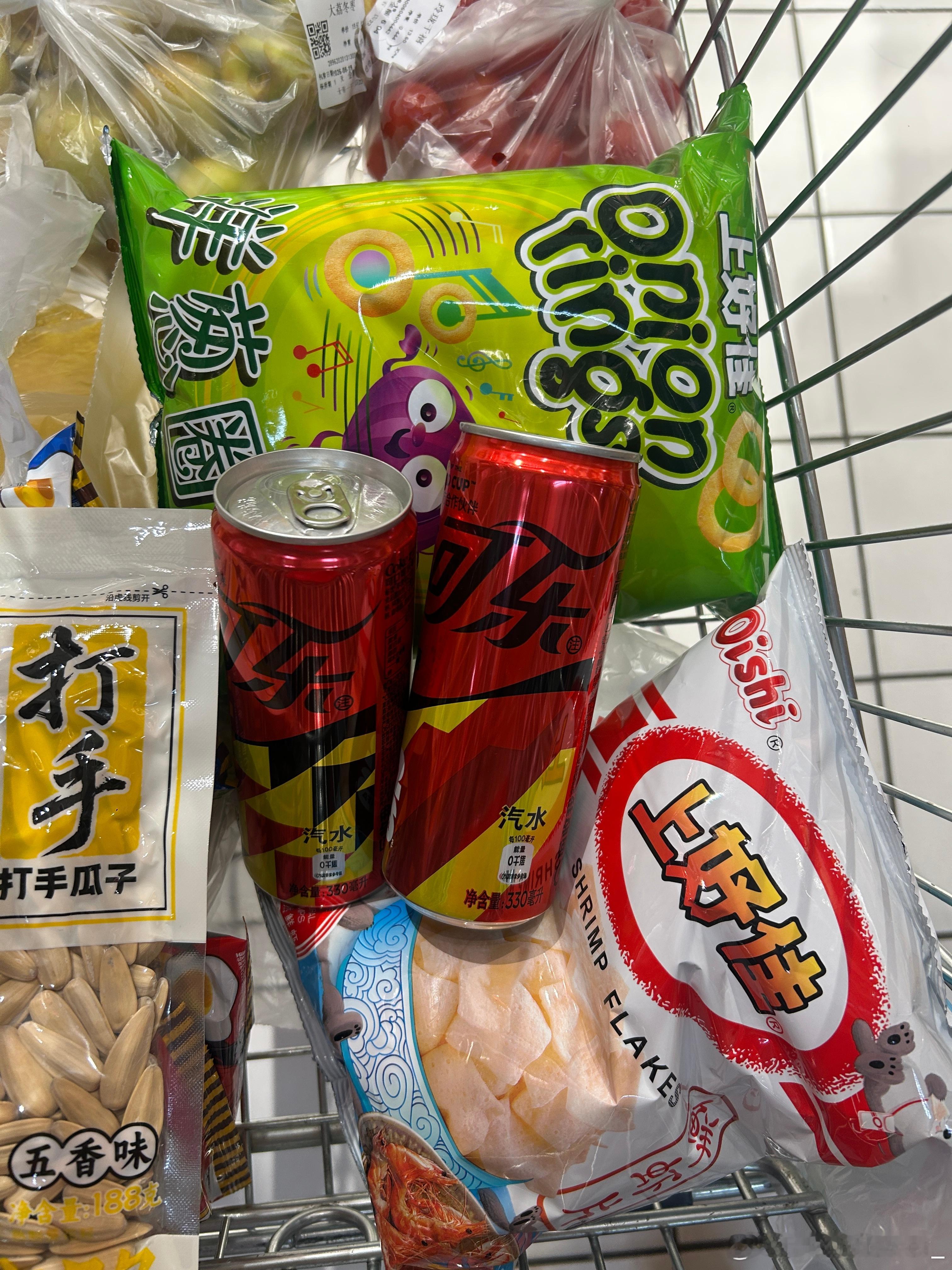 家里零食一大堆。就是没有可口可乐和上好佳了。直播不能少了这两样