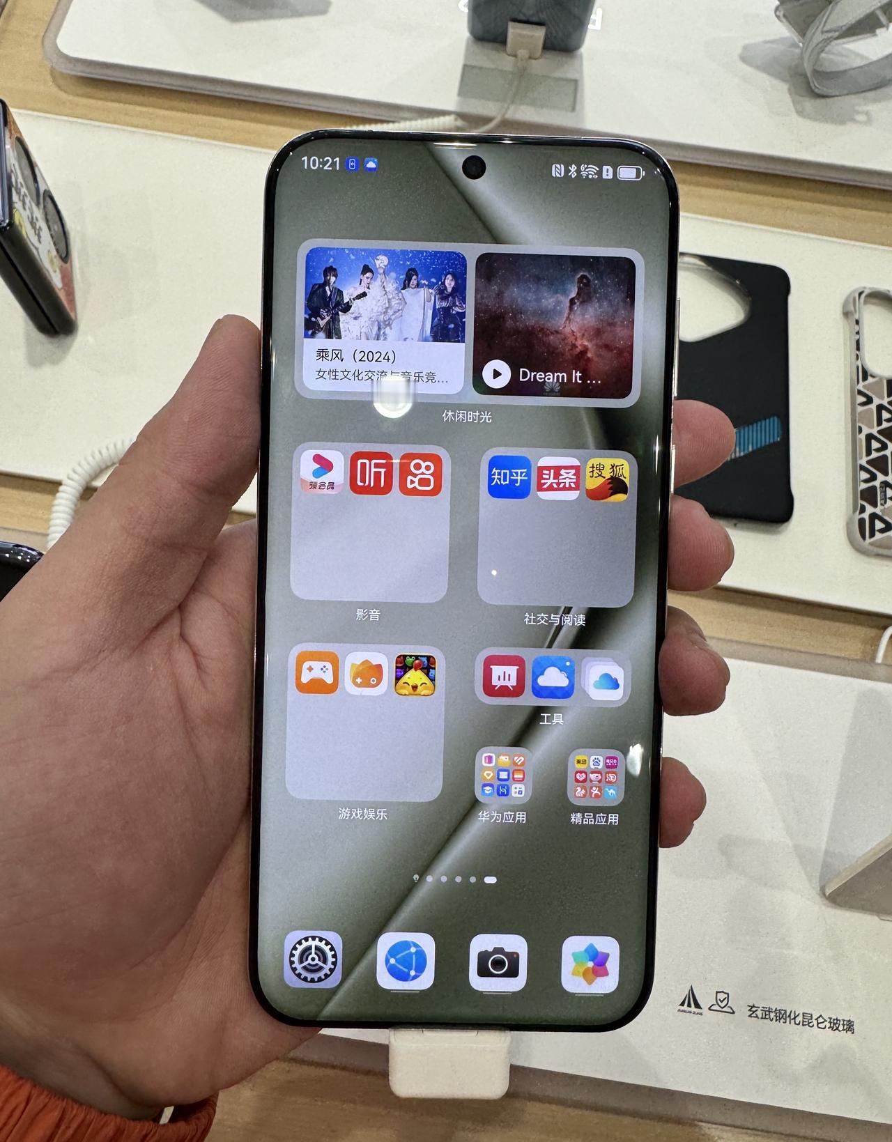 上午摸到了华为P70 Ultra，谈几点实际感受：
1、整体比较大，所以手感一般