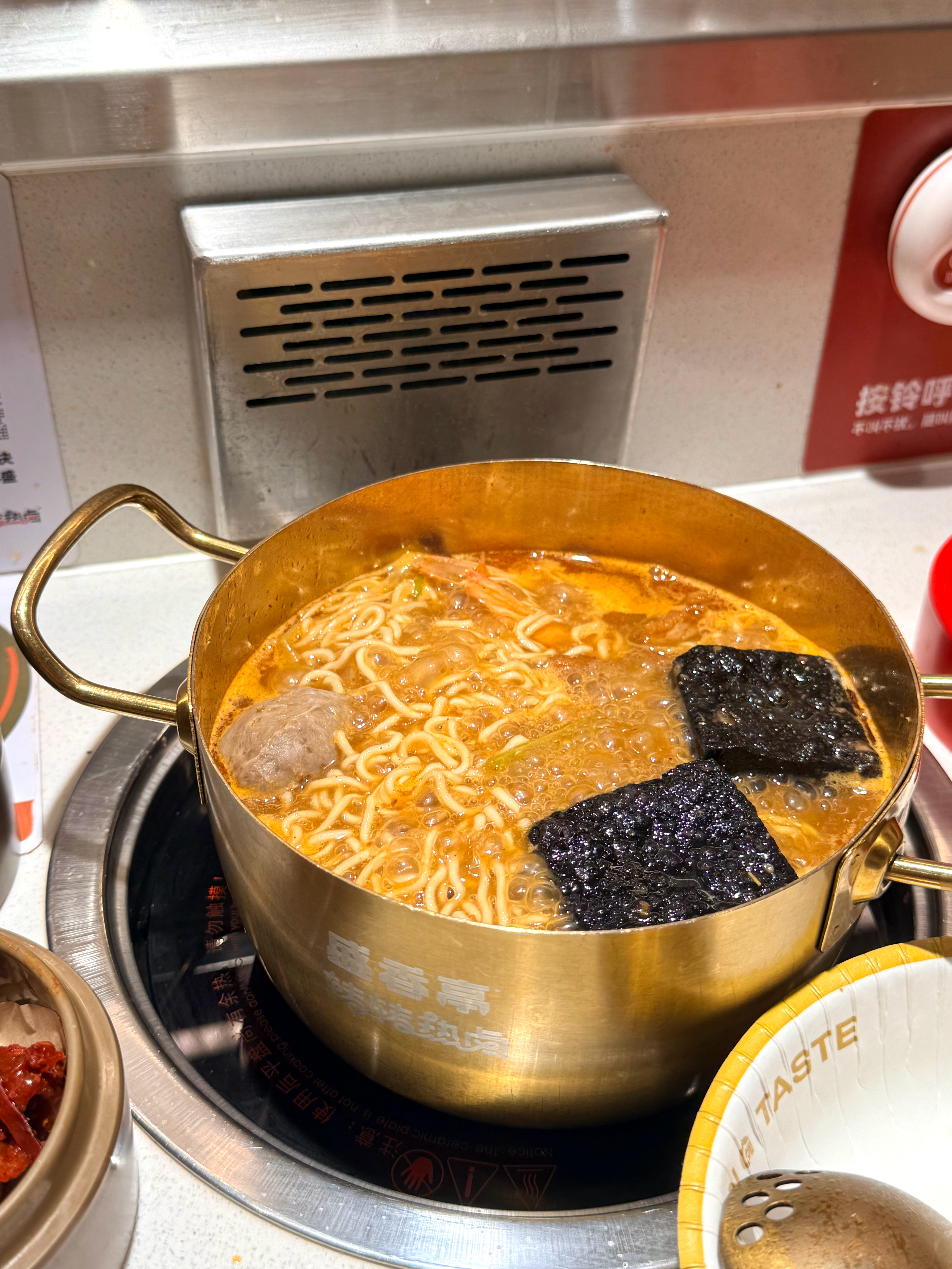 盛香亭必吃榜 码一个爱吃菜单：竹荪虾滑（伟大无需多言） 脆皮肠 牛肉丸（QQ弹弹