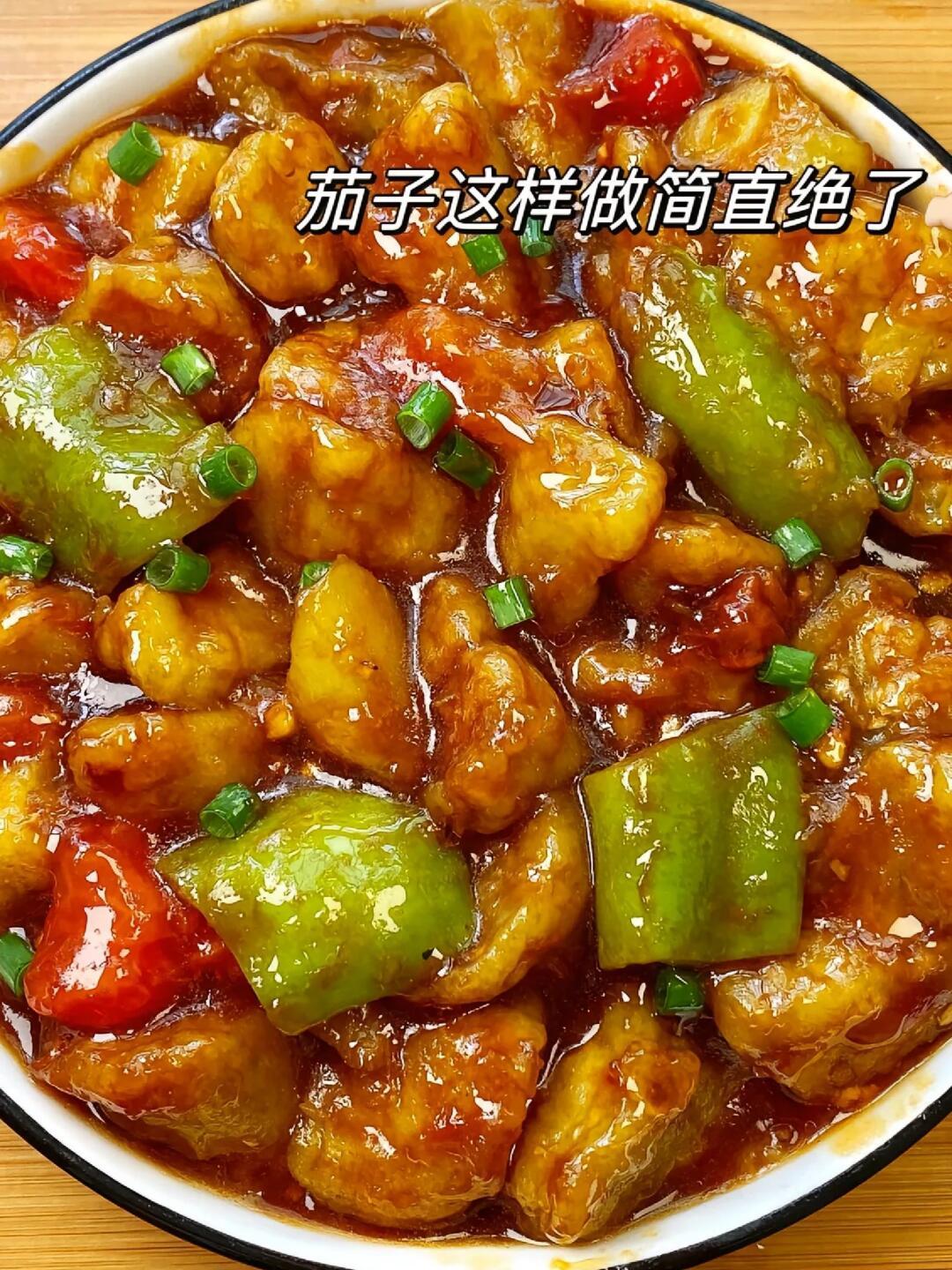 风味人间  糖醋茄子口感酥脆，外焦里嫩，酸甜适中，令人回味无穷。其色泽金黄诱人，