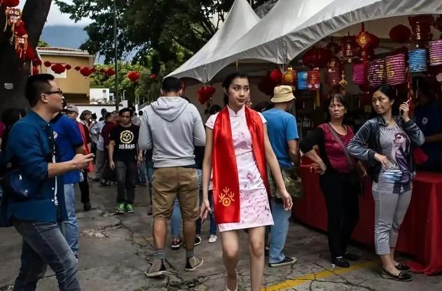 委内瑞拉有20万中国人。但最让人震撼、也最细思极恐的一点是：这20万人里，足足9