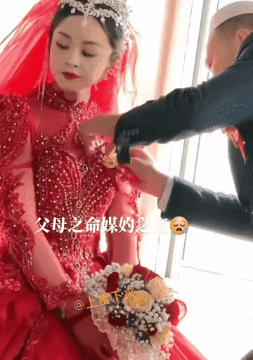 姑娘虽说是新婚大喜，但新娘子的内心深处却不乐观，明明是心有所属，咋还能有父母之命
