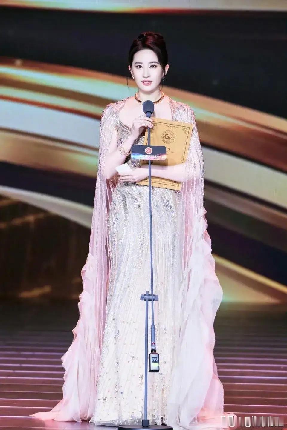 刘亦菲这次虽然没能拿到白玉兰视后，但也不能说是竹篮子打水一场空啊！她可是20多年