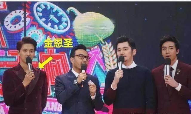 2015年，汪涵在节目里给即将离开的小五一张银行卡，小五当场扑通一声跪在汪涵面前