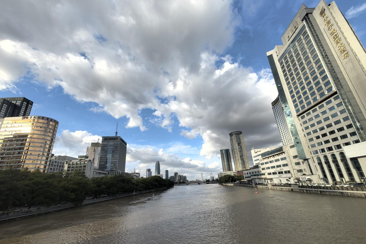 初冬的天气晴朗多云，我从家里走过宁波灵桥去天一广场赴约。  
      在灵桥