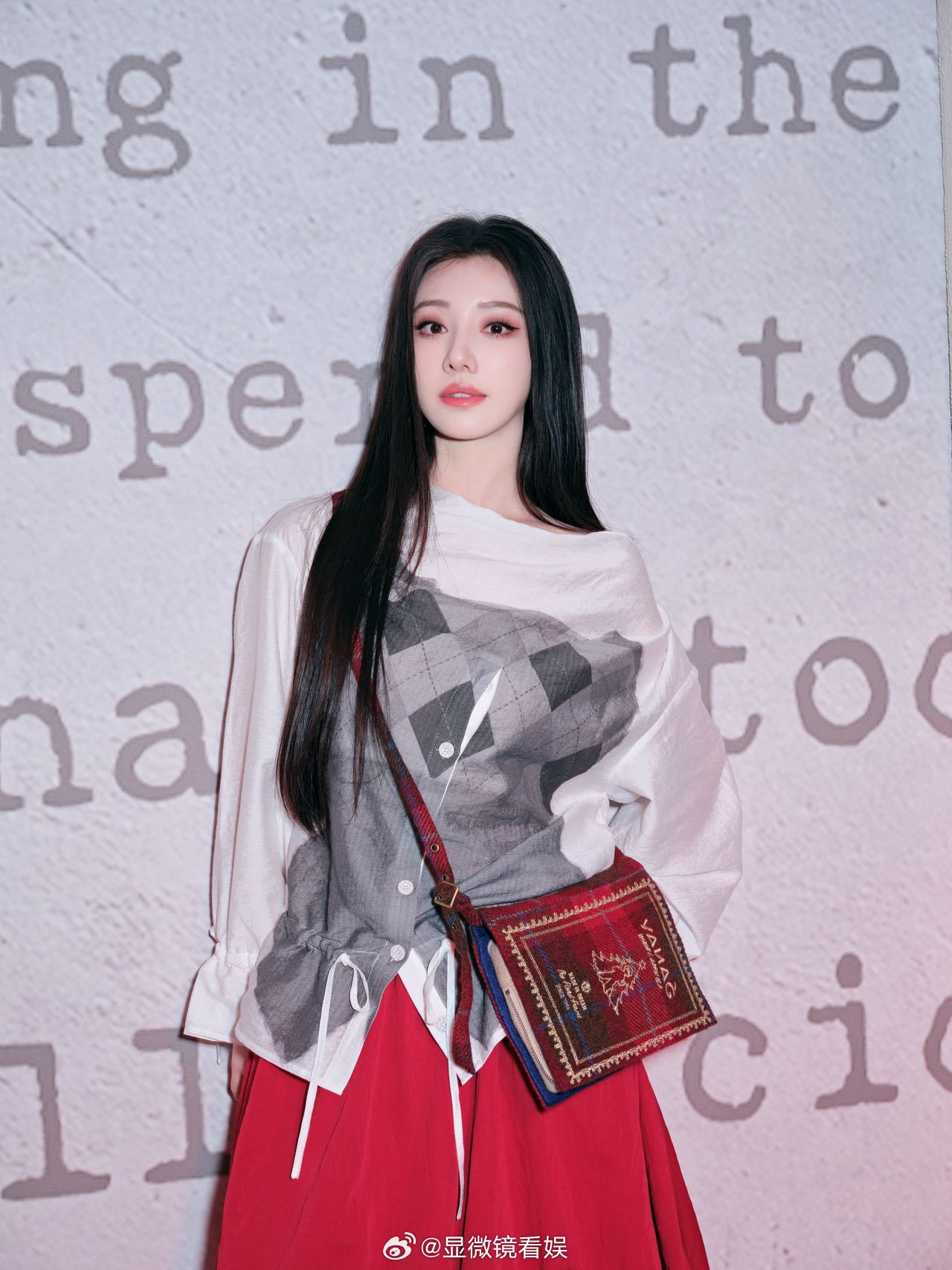 王鹤润亮相上海时装周  上海看秀图好松弛灵动，眉眼藏趣，风格自成，解锁百变时尚魅