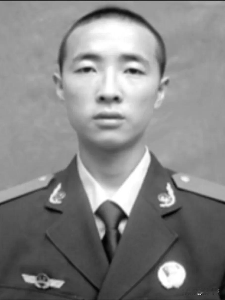 刀锋过后，他们的脸上不再有马赛克！
2011年，云南德宏边防支队战士姚元军为抓捕