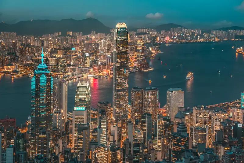 香港这场大火，
真的给所有人上了一课！
不管多有钱，买房一定要看建筑密度！买房别