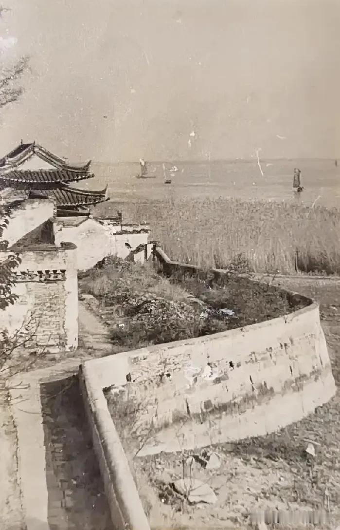 清朝时期的金山寺，那可是个了不得的地方！它不只是江苏省镇江市的一个著名景点，还是