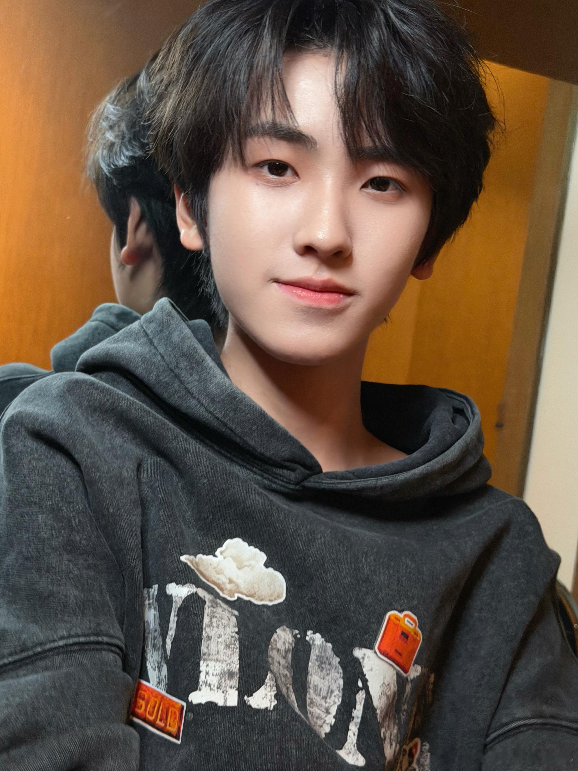 左奇函嘴角上扬自拍照 左奇函太会拍了每一张都好帅！ 这逆天的颜值！左奇函走廊全身