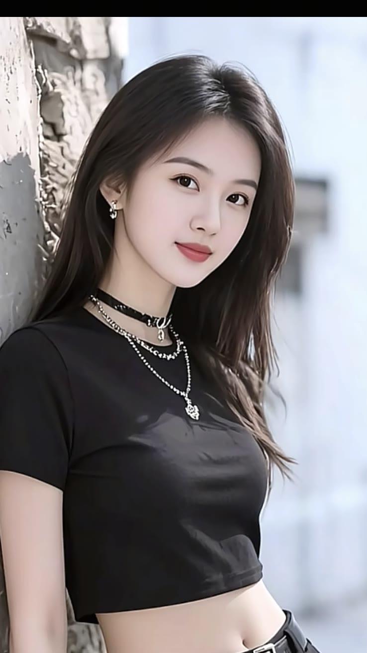 都市酷炫风，黑色短款上衣搭配银色项链，时尚又迷人！💃🏻✨