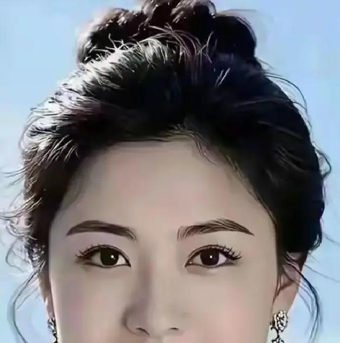 北京三里屯街头，一场街拍视频为何让华丽打扮的女孩无人侧目，却被一个喂猫的平凡身影