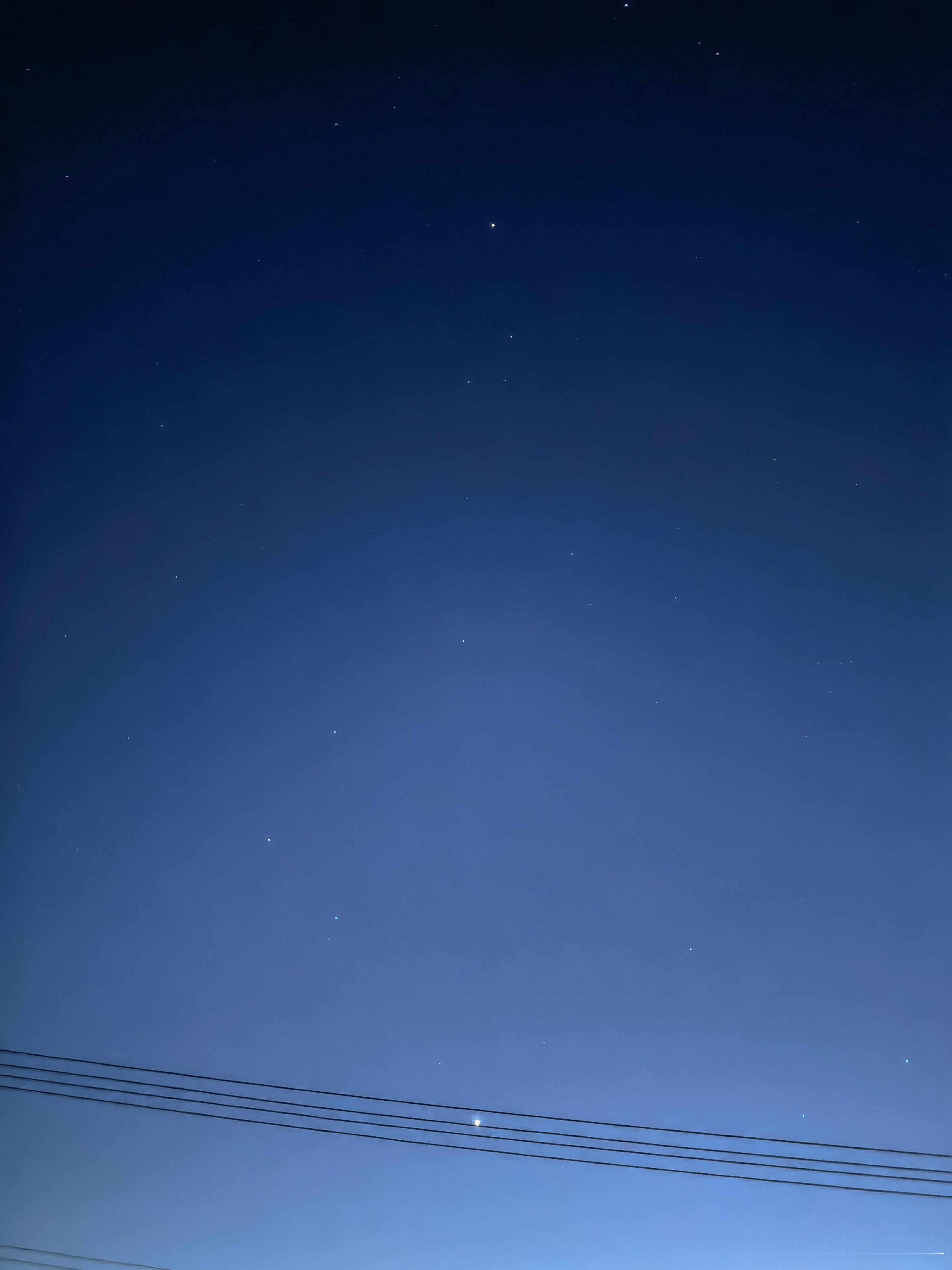 听说离开的人会变成星星。所以每一晚星空。都是久别重逢。 