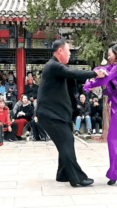 你见过广场舞大爷大妈跳得比专业演员还带劲的吗？
说实话，这我真没法吐槽！
尤其是