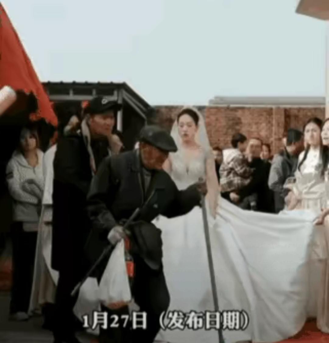 为了“抢喜”
“脸都不要了！”
近日有网友上传了自己在河北老家参加的一场农村婚礼