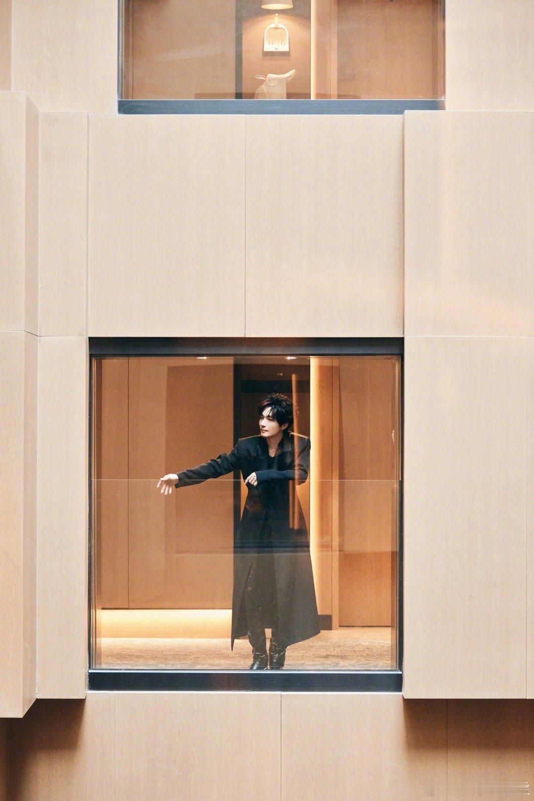 陈楚生晚礼服夯爆了 从深情吟唱到摇滚炸场，陈楚生用《晚礼服》完成了一次华丽的音乐