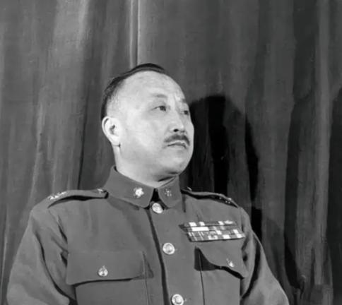 [微风]1949年，卫立煌被囚禁，李明扬来看望他时，偷偷对他说：“卫兄，你可不能