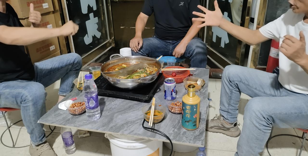 老乡们聚餐，就是找个借口喝酒。
啤酒喝到后头，肚子就装不下了，喝不动了。
于是开