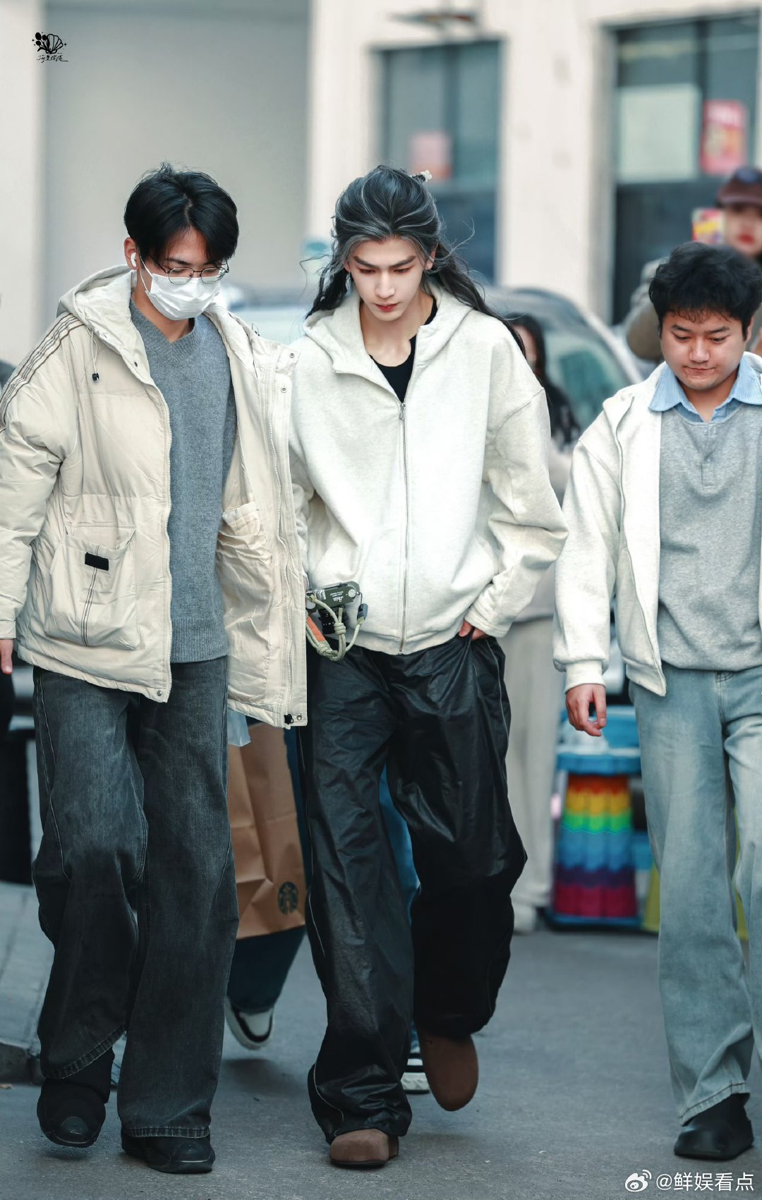 张凌赫虞书欣横店男模女模回归谁能拒绝张凌赫虞书欣的横店路透啊！男模女模级别的颜值