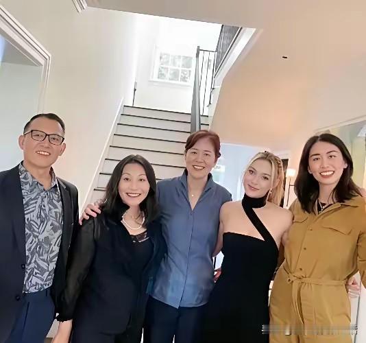 这两家人在一起聚会一点儿都不意外。
谷爱凌和妈妈，郎平夫妇和女儿，都是体育圈儿的