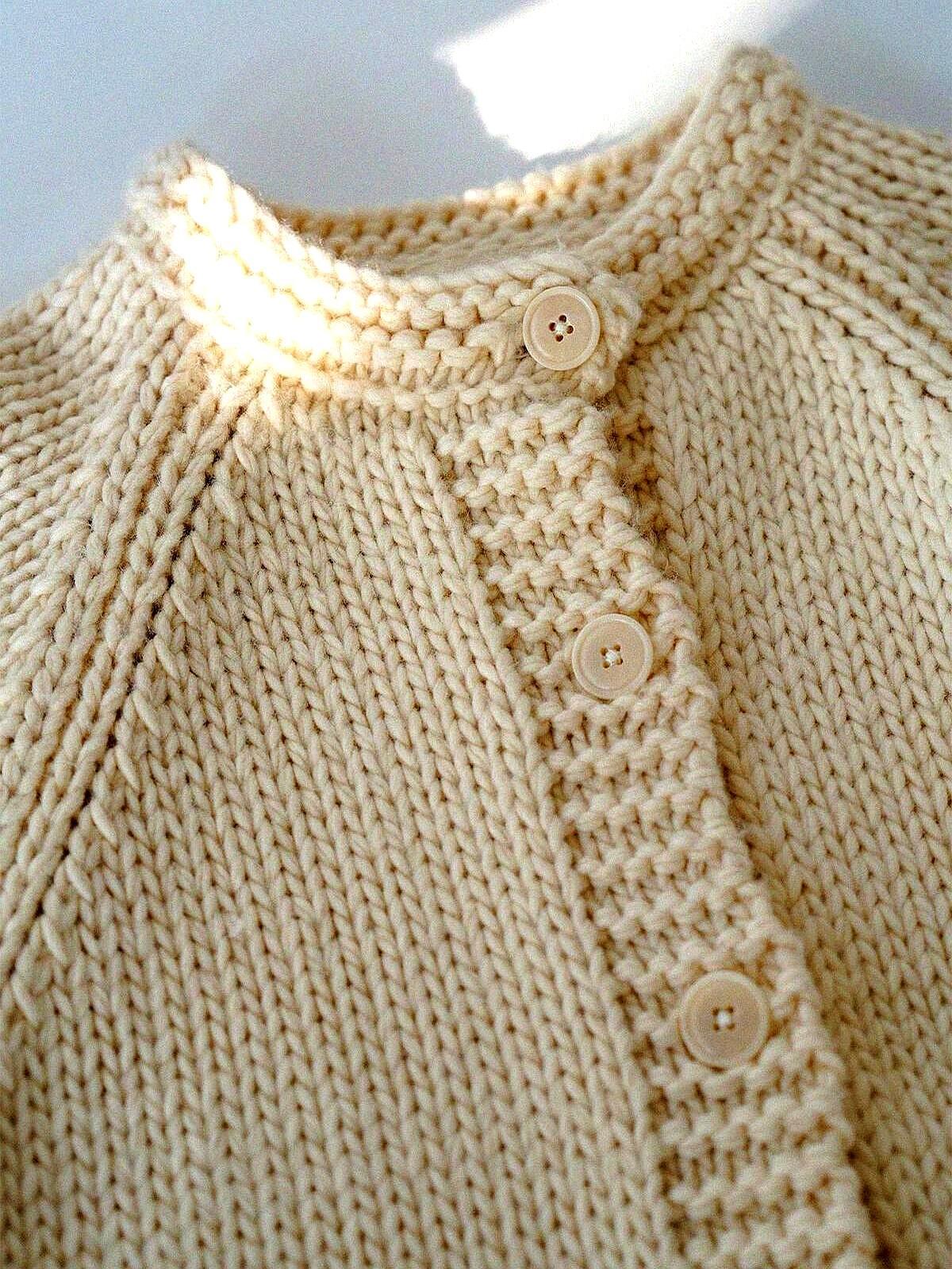 别再说毛衣显胖，那是你选错版型。
 
粗棒针+插肩袖，肩线往下掉，胯部一遮，直筒