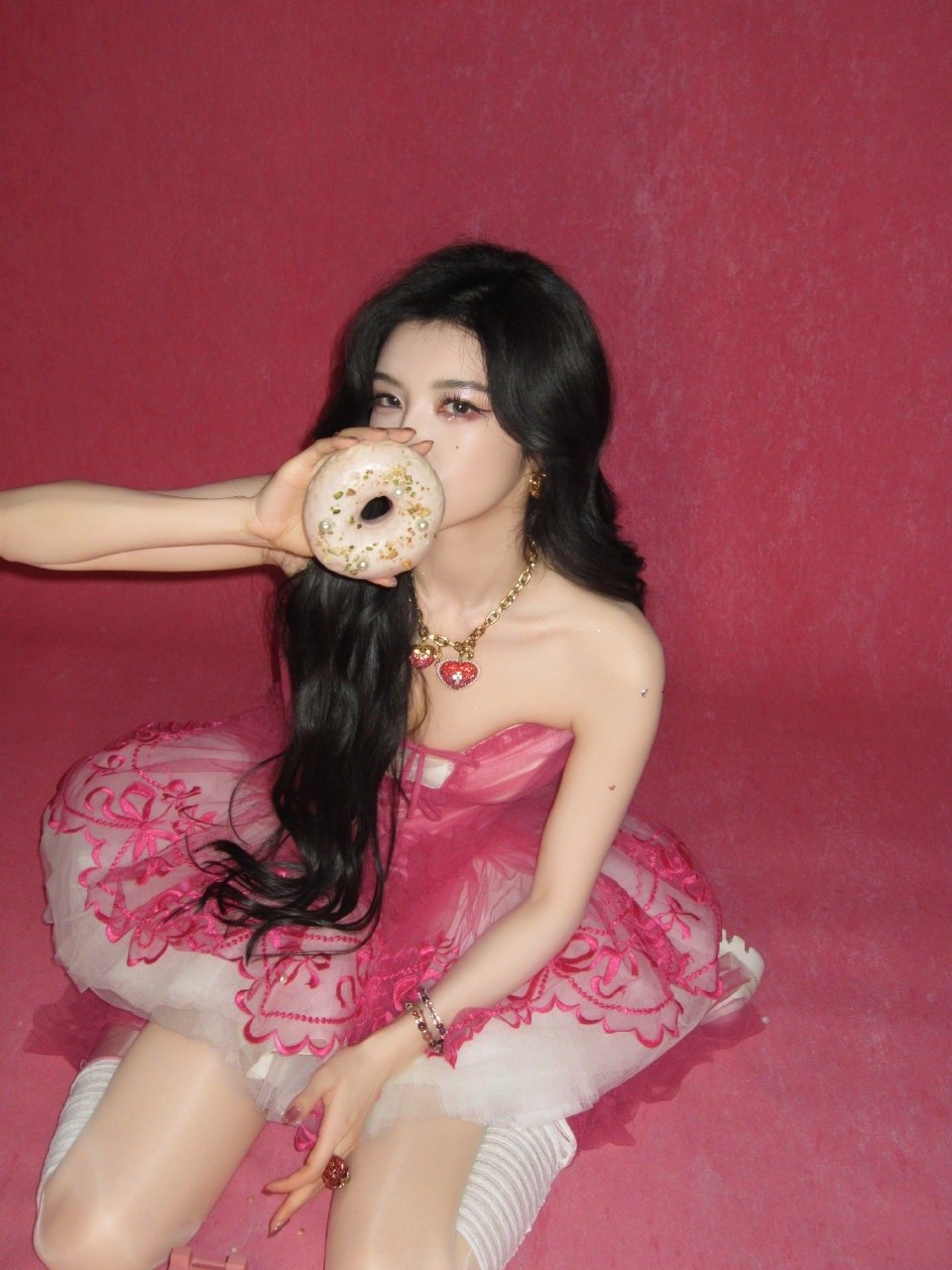 戴燕妮发量好多 她头发披下来的时候感觉整个人的氛围感都被拉满了，又厚又亮的发丝像