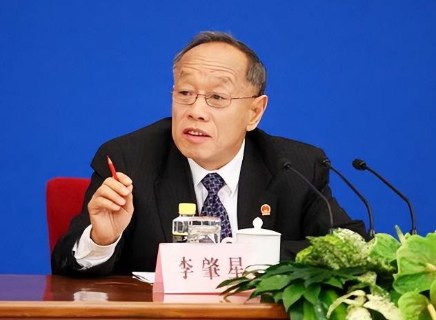 1990年，时任驻美大使李肇星在美国大学演讲时，被一老太太质问：“你们为什么要侵