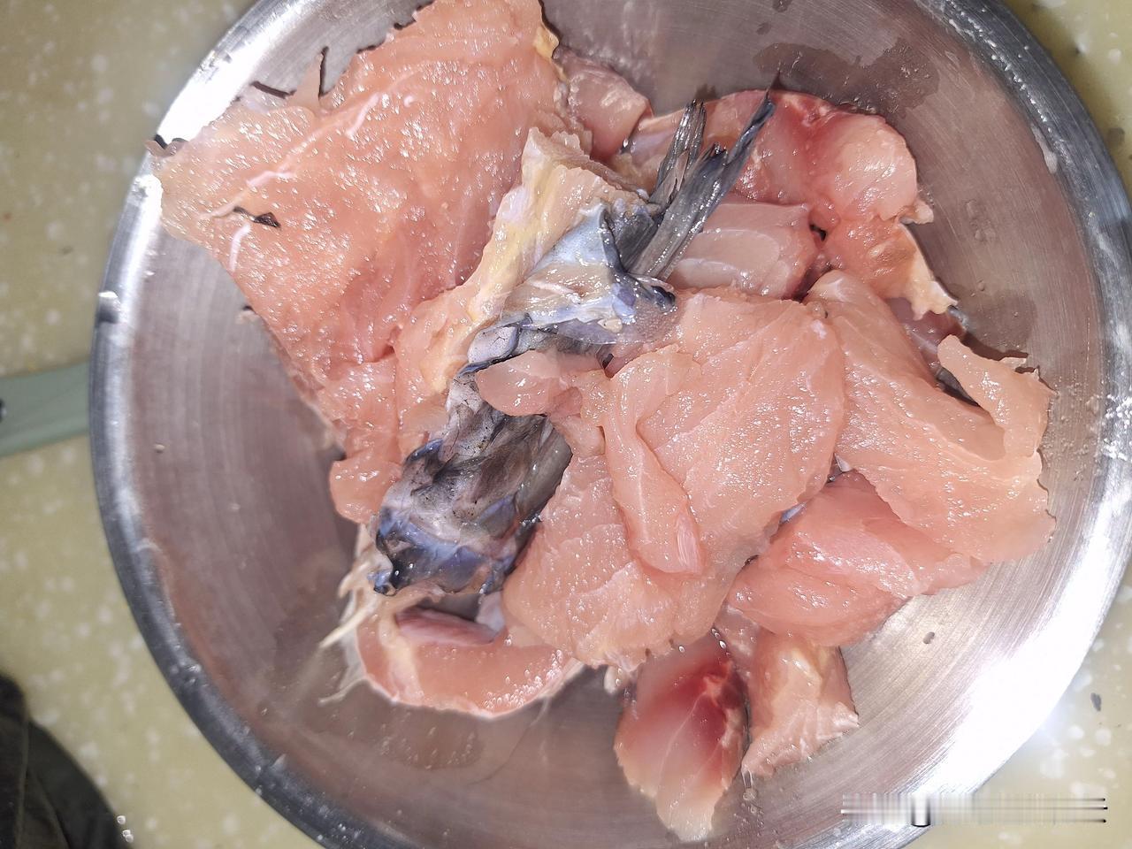 门修斯同志曾经说，“鱼我所欲也”。这条来自博斯腾湖的鱼净重5公斤，我吃了大半个月