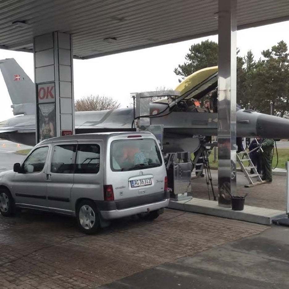 每次这种时候加油站都塞满了车。近期都减少开车选择公共交通出行了。国家继续出手调控