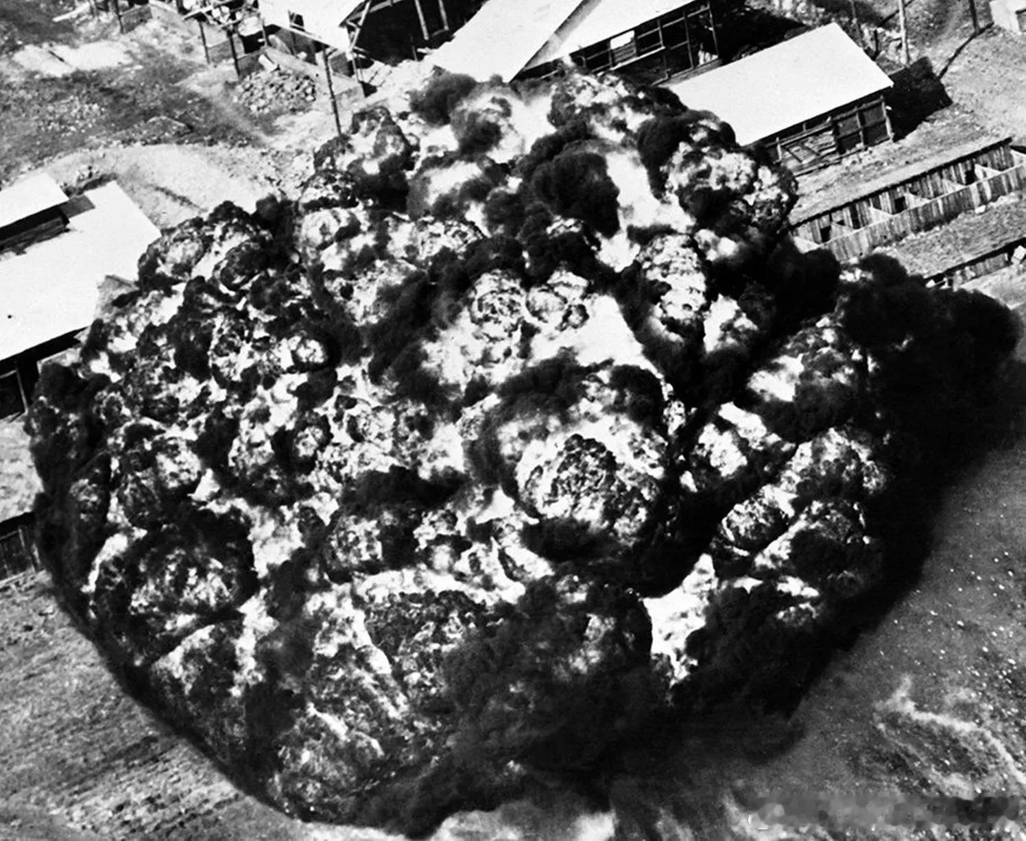 1951年5月18日美国空军向朝鲜一家工厂投掷了一枚凝固汽油弹军事历史全触达