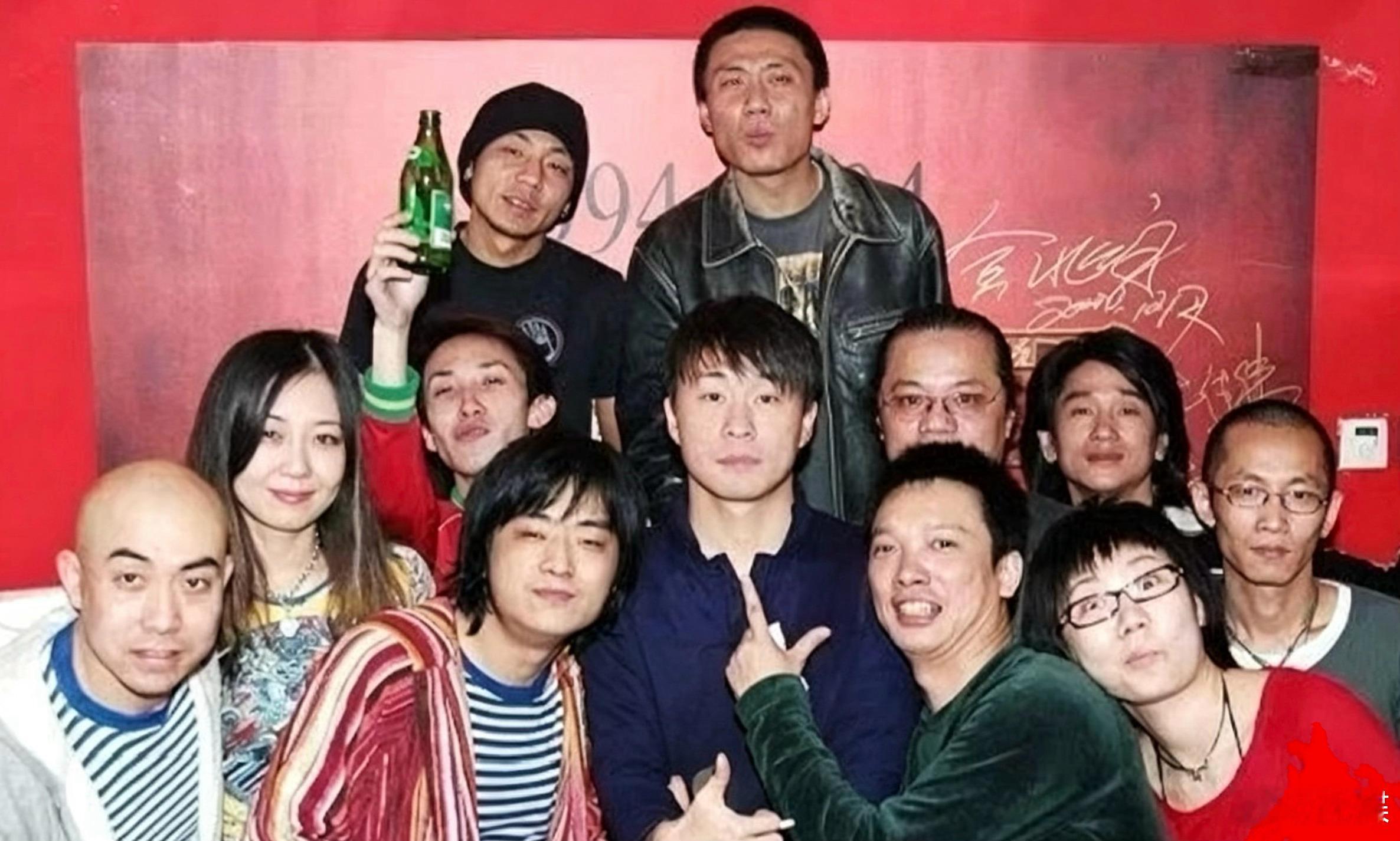 还是“‘精彩合照’时间”：左图在2004年一次群星荟萃的活动上，右图是“红色部队