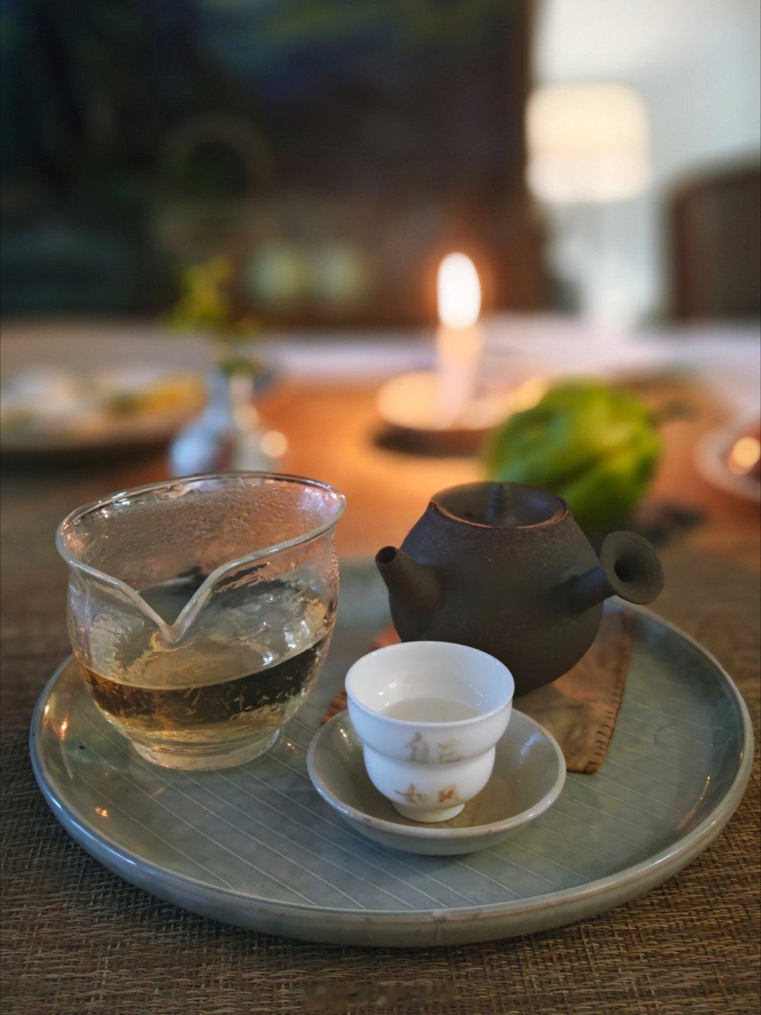 雨天宅家喝生普。还煮了酸梅汤。南瓜蒸排骨，清炒豆苗。 