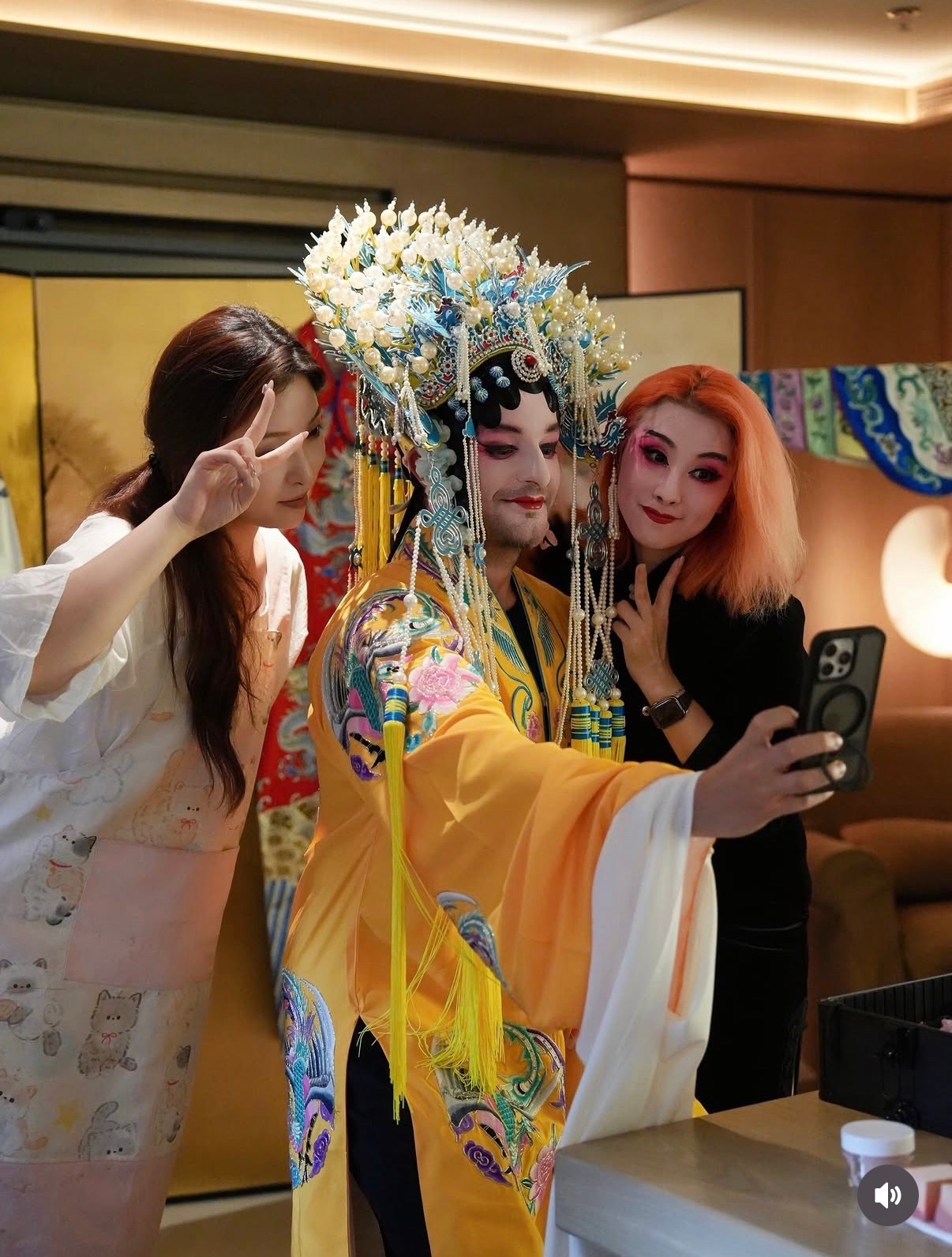Vogue 阿拉伯的主编Arnaut，有多好笑，在上海看了戏曲表演，爱上了，然后