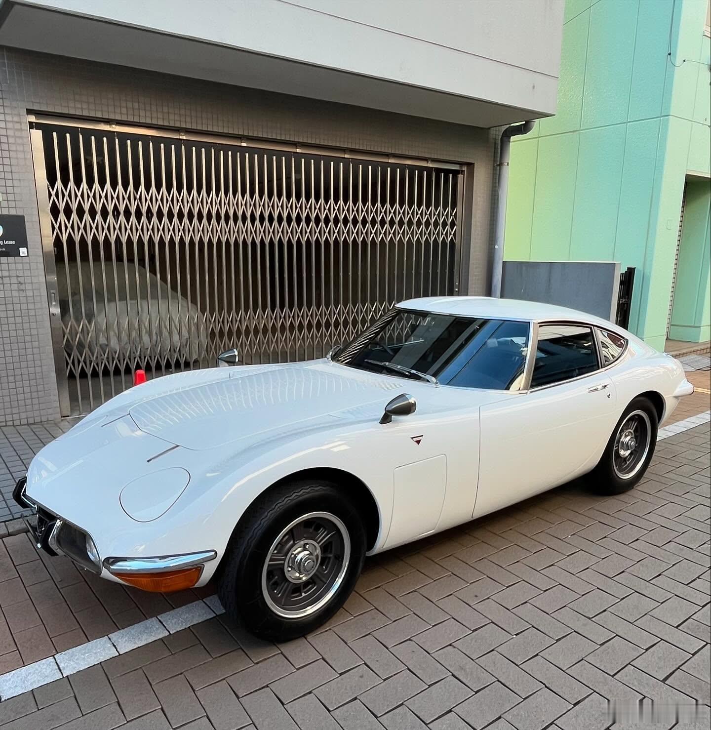 型车街拍  📷丰田2000GT，还是稀有的后期版[跪了]丰田2000GT可以说