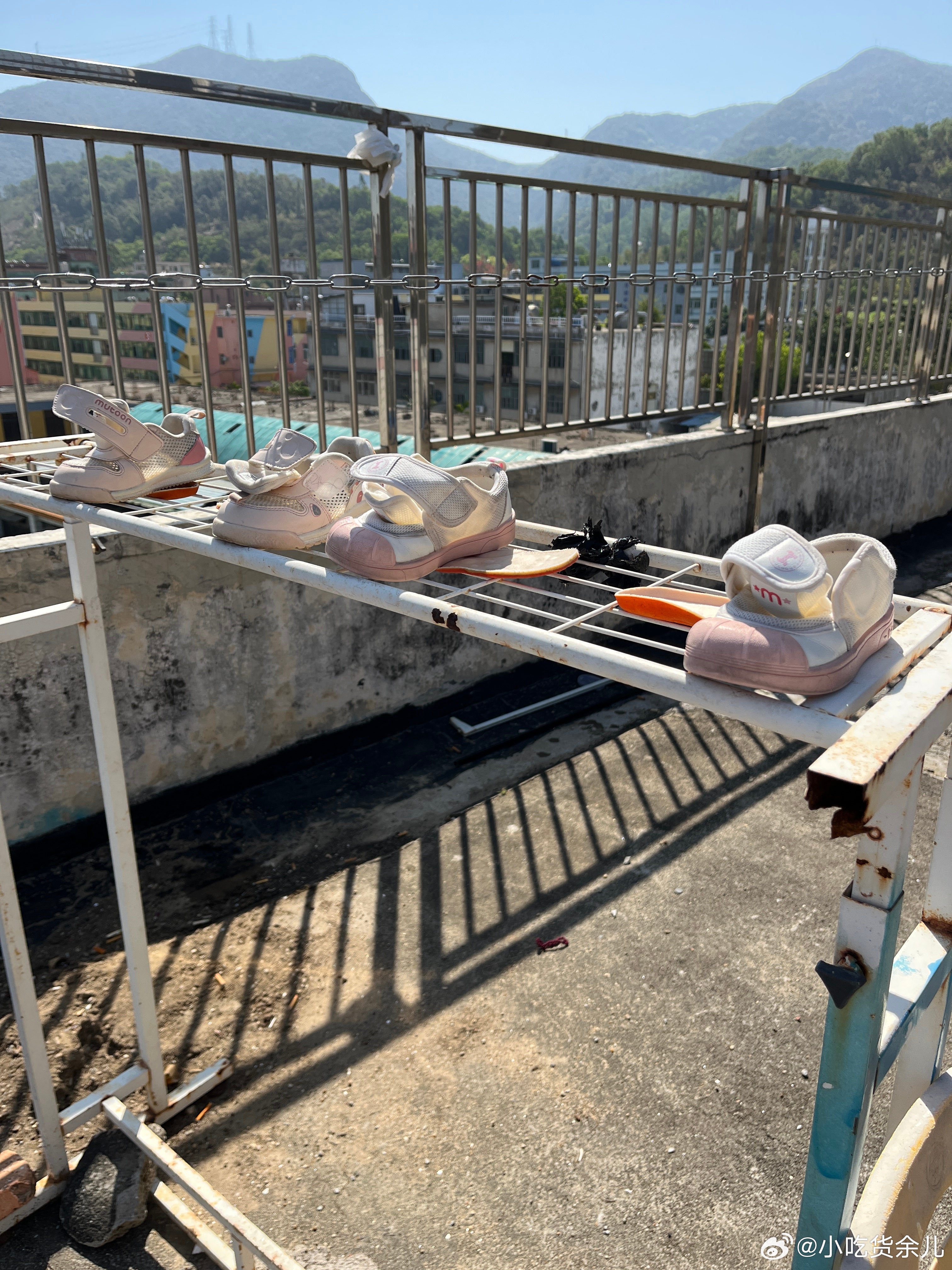 柠宝不肯给我在家里洗鞋子，还好我聪明，把鞋子拿过来婆婆这里，还可以晒太阳。严屹宽