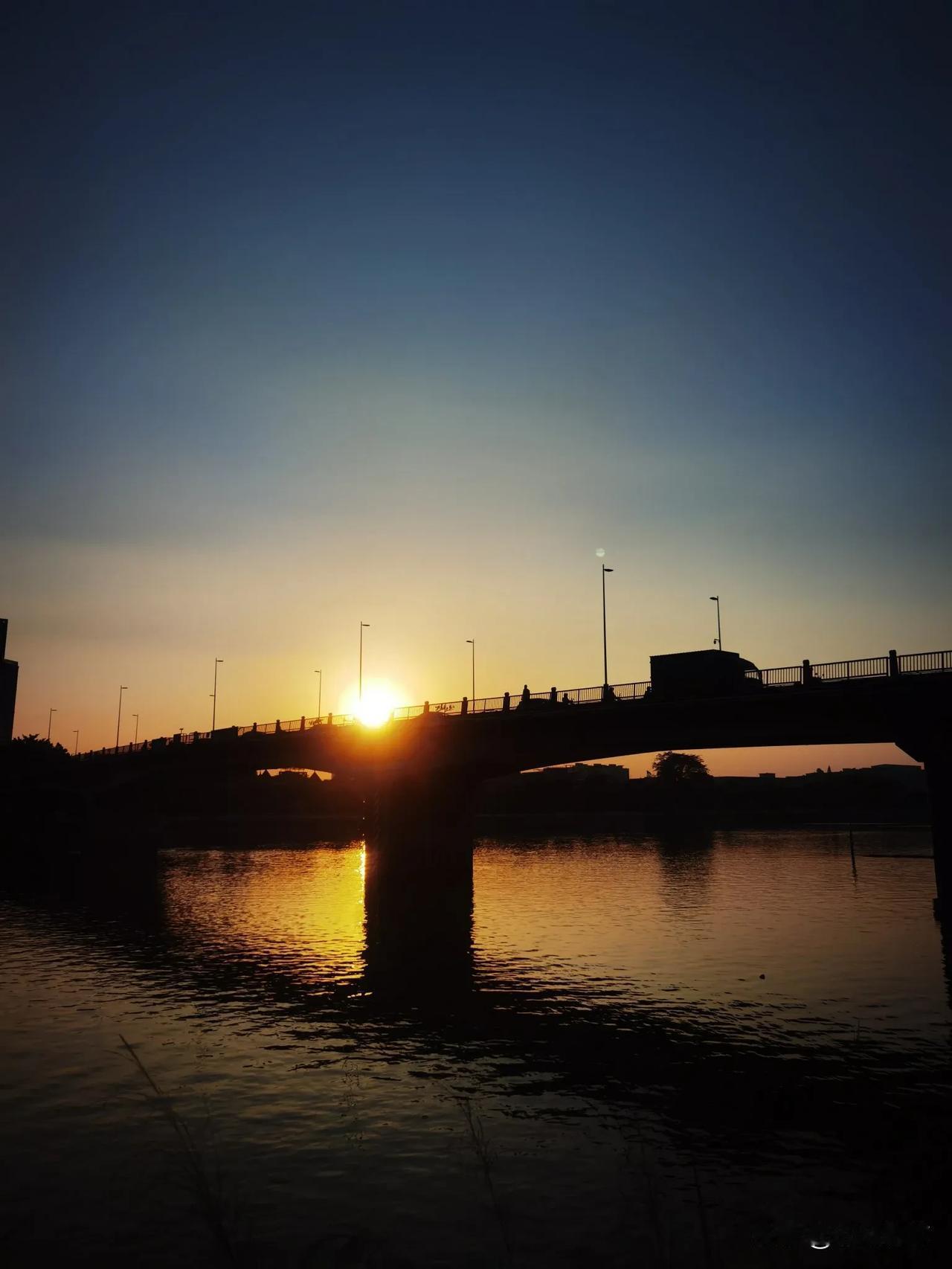 今日随手拍昨天的夕阳，运动时随手拍，原来最美的风景就在身边，大自然的馈赠不分时间