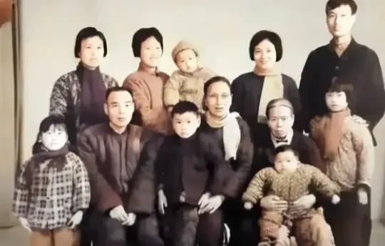 1970年，上海姑娘苏梅响应号召，来到浙南一个偏僻山村插队。那里山高路远，缺医少