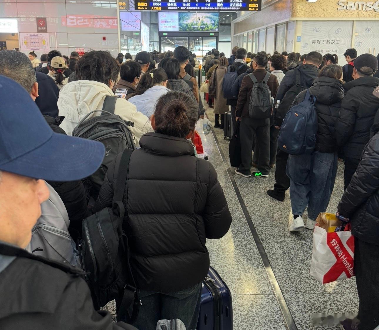 初二出行的人群，乌泱乌泱的！ 宁波·宁波站