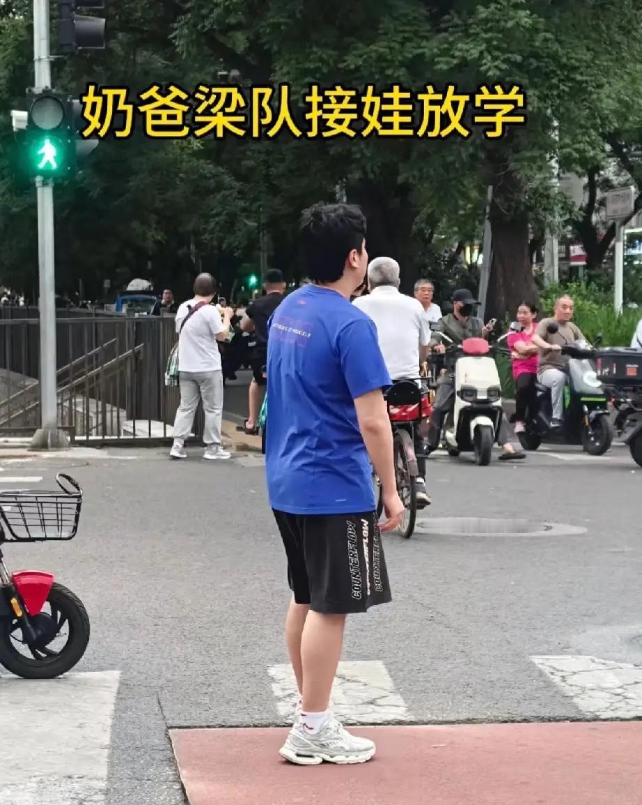 没有比赛的日子，梁靖崑在家就是一个好爸爸——在队里要当好副队长！
梁靖崑在赛场上