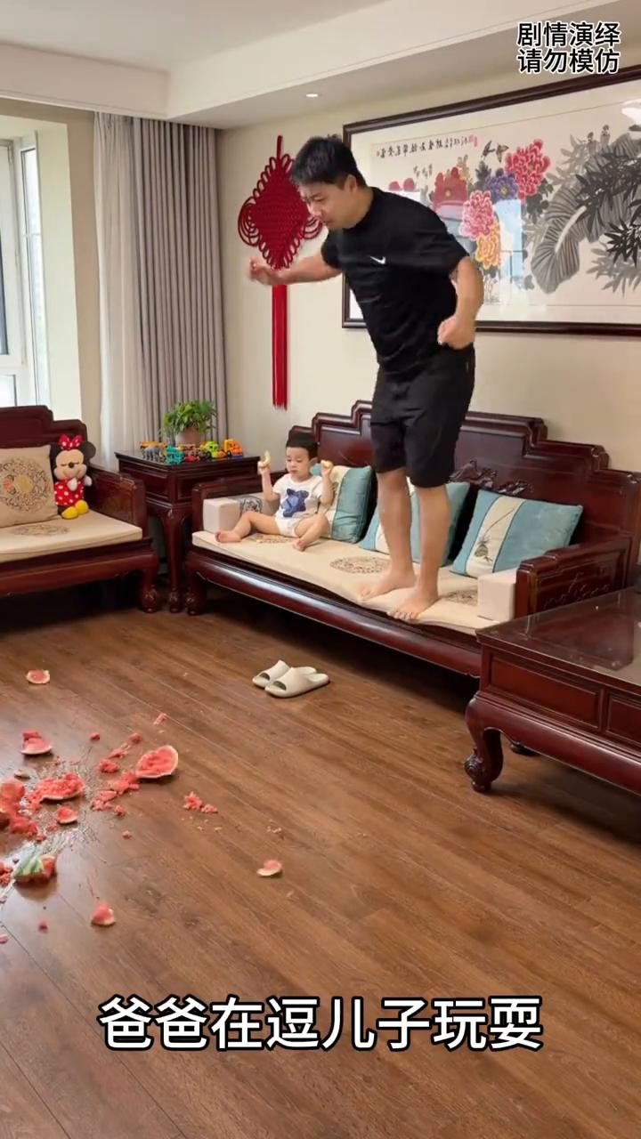 爸爸不小心打烂西瓜让儿子背黑锅，这一幕真的太有才了。
爸爸在逗儿子玩耍，突然他手