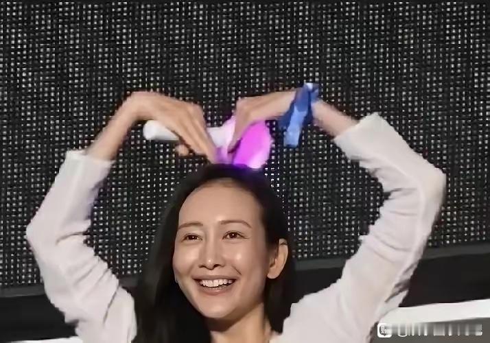 明星也是人，人都是有生老病死的！那英演唱会大屏幕的镜头扫过去时，坐在台下的王鸥可