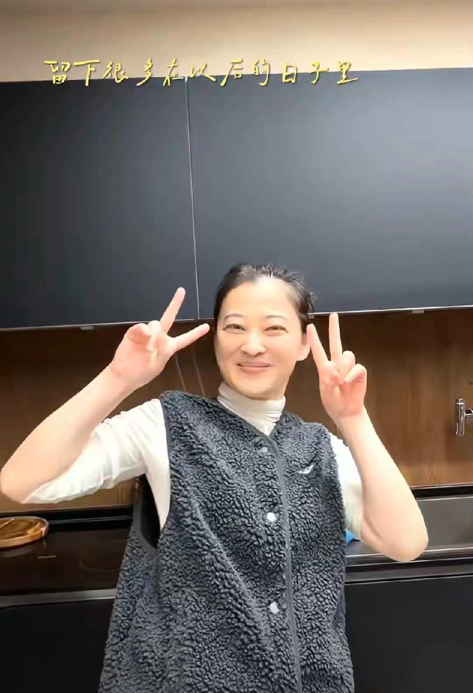 梅婷北京别墅宴客太热闹！刘琳大口喝酒，老公曾剑掌勺海鲜大餐
 
       大