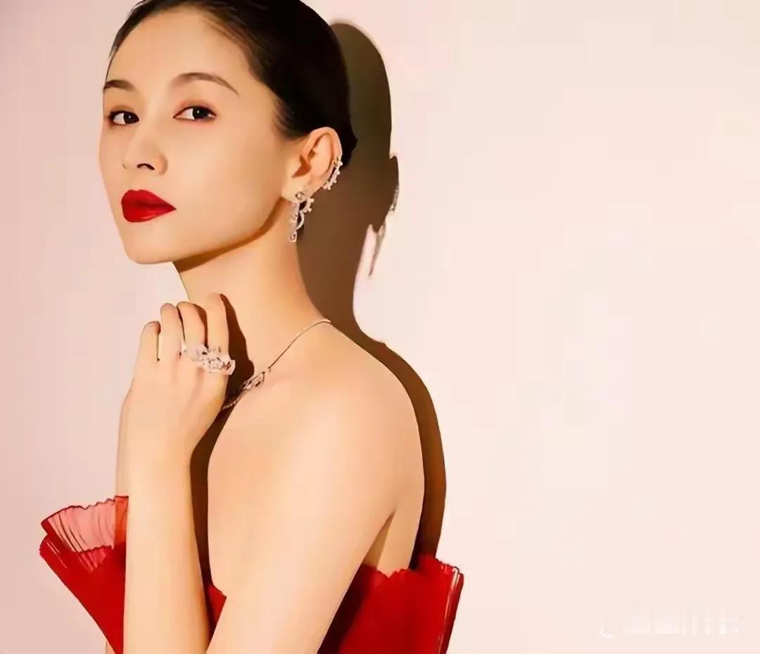 王子文或许自己都没料到，那个“生父成谜”的12岁，如今已然成长为能为她争光的存在